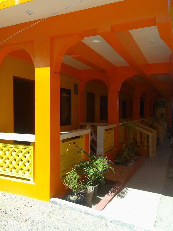 Queen Of Isle Cottages And Restaurant Puerto Galera Esterno foto
