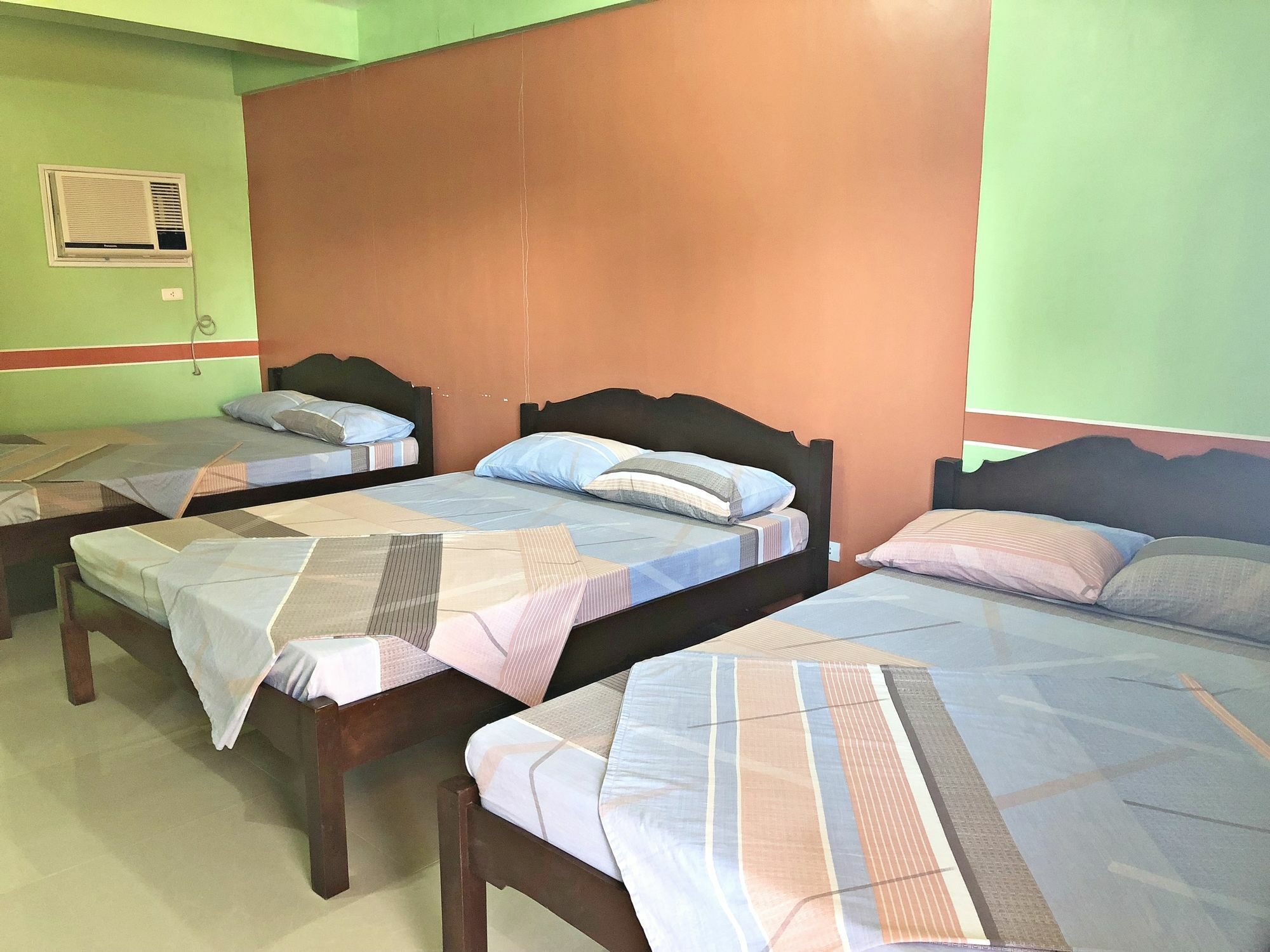 Queen Of Isle Cottages And Restaurant Puerto Galera Esterno foto